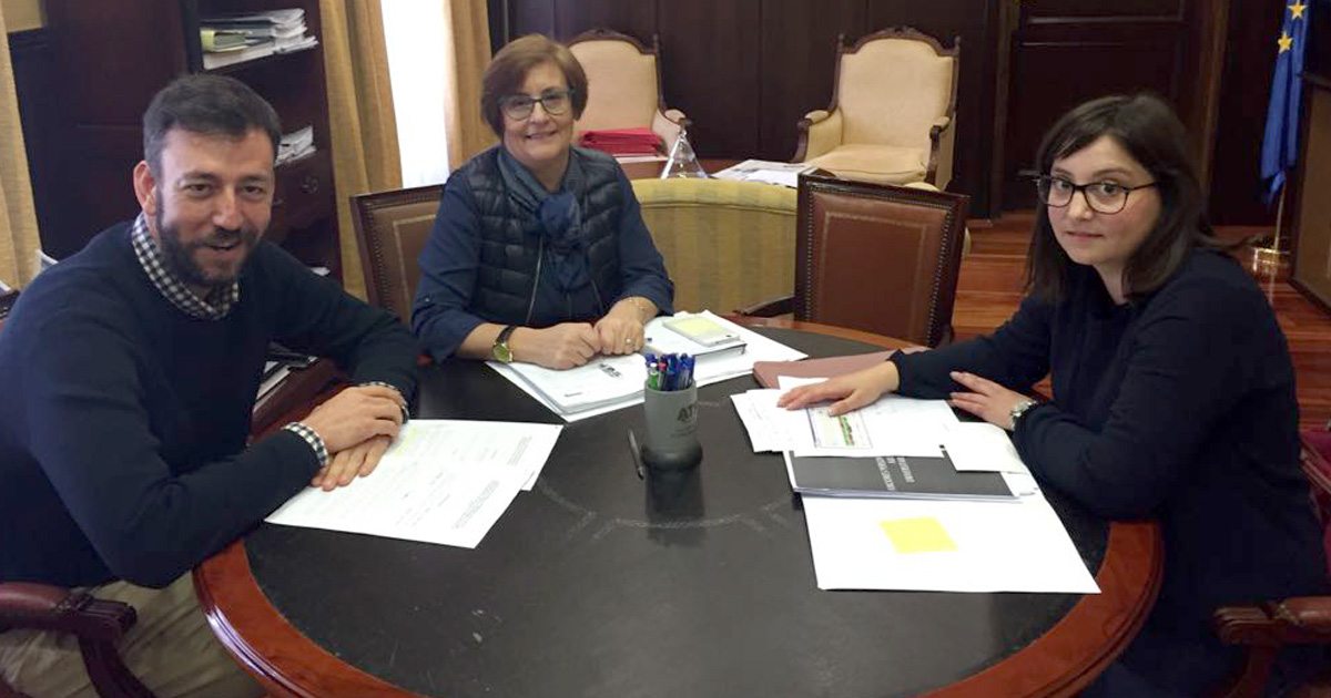 Reunión celebrada no concello entre o alcalde, a concelleira de Educación e a secretaria do Centro da UNED en Pontevedra